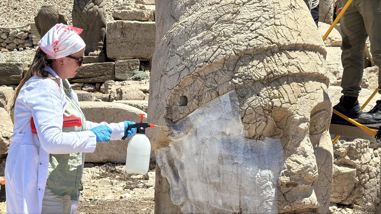 nemrut-dagindaki-simge-eserler-nano-kirecle-korunacak