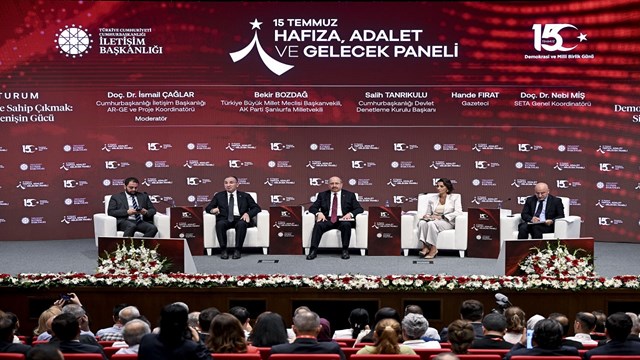 cumhurbaskanligi-iletisim-baskanligindan-demokrasiye-sahip-cikmak-sivil-diren