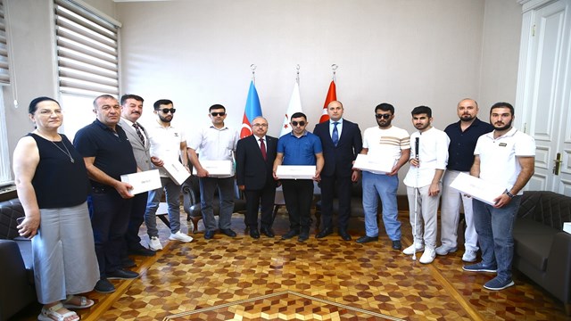 tikadan-azerbaycanli-gorme-engelli-gazilere-akilli-baston-destegi