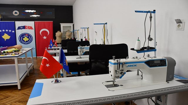 tsk-kosovada-kadinlara-yonelik-dikis-atolyesi-kurdu