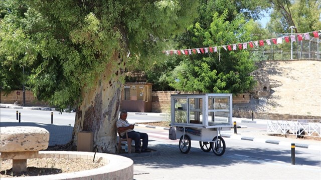 kktcde-asiri-sicaklar-nedeniyle-gunun-belirli-saatlerinde-disarida-calismak-yas