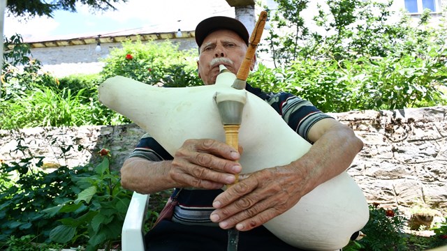 kuzey-makedonyali-trajcov-66-yildir-caldigi-tulumla-ortak-kulturel-mirasi-canli