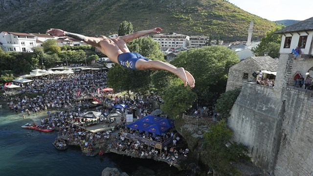 bosna-hersekte-459-geleneksel-mostar-koprusu-atlayislari-yapildi
