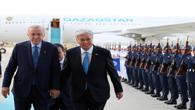 cumhurbaskani-erdogan-kazakistan-cumhurbaskani-tokayevi-resmi-torenle-karsilad