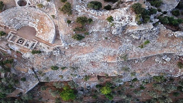 gelecege-miras-kapsaminda-amos-antik-tiyatrosundaki-calismalar-tum-hiziyla-su