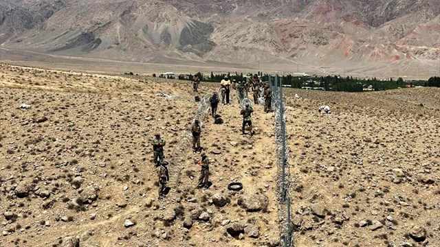 kirgizistan-ile-tacikistan-arasinda-sinira-tel-orgu-cekme-calismalari-basladi