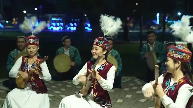 biskek-te-ozbek-ve-kirgiz-sanatcilardan-sokak-konseri