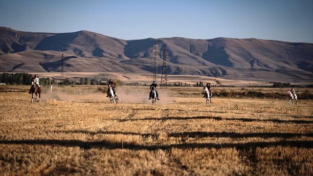 erzurum-dogal-guzellikleri-ve-genis-cografyasiyla-at-binmek-icin-adeta-bir-cenn