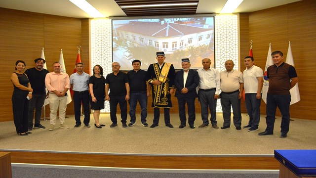 ozbekistandan-gelen-uzum-ureticileri-manisaya-cikarma-yapti