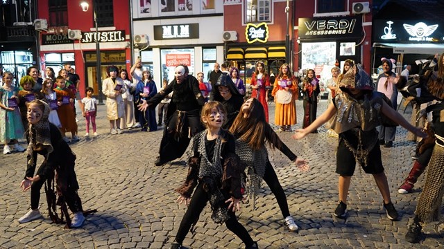 yee-kosova-da-uluslararasi-turkce-tiyatro-festivali-duzenledi