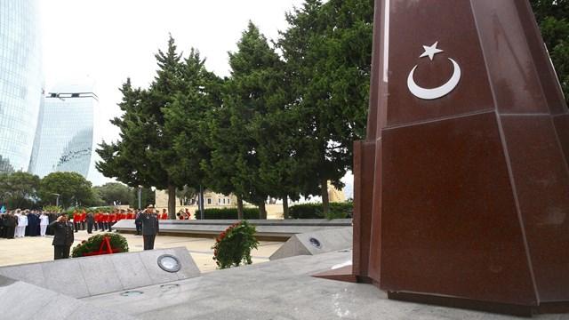 bakunun-kurtulusunun-107-yil-donumu-dolayisiyla-turk-sehitliginde-toren-duzen