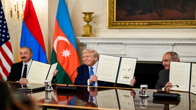 trump-azerbaycan-ermenistan-barisini-saglamaktan-onur-duydugunu-soyledi