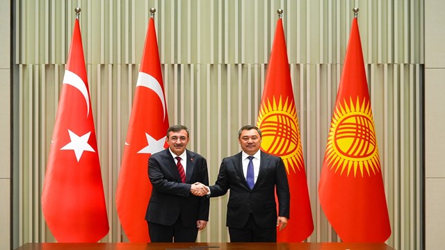 kirgizistan-cumhurbaskani-caparov-cumhurbaskani-yardimcisi-cevdet-yilmazi-kabul
