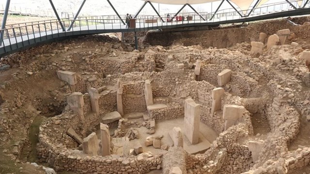 kultur-ve-turizm-bakani-ersoy-gobeklitepede-insan-heykelinin-bulundugunu-duyur