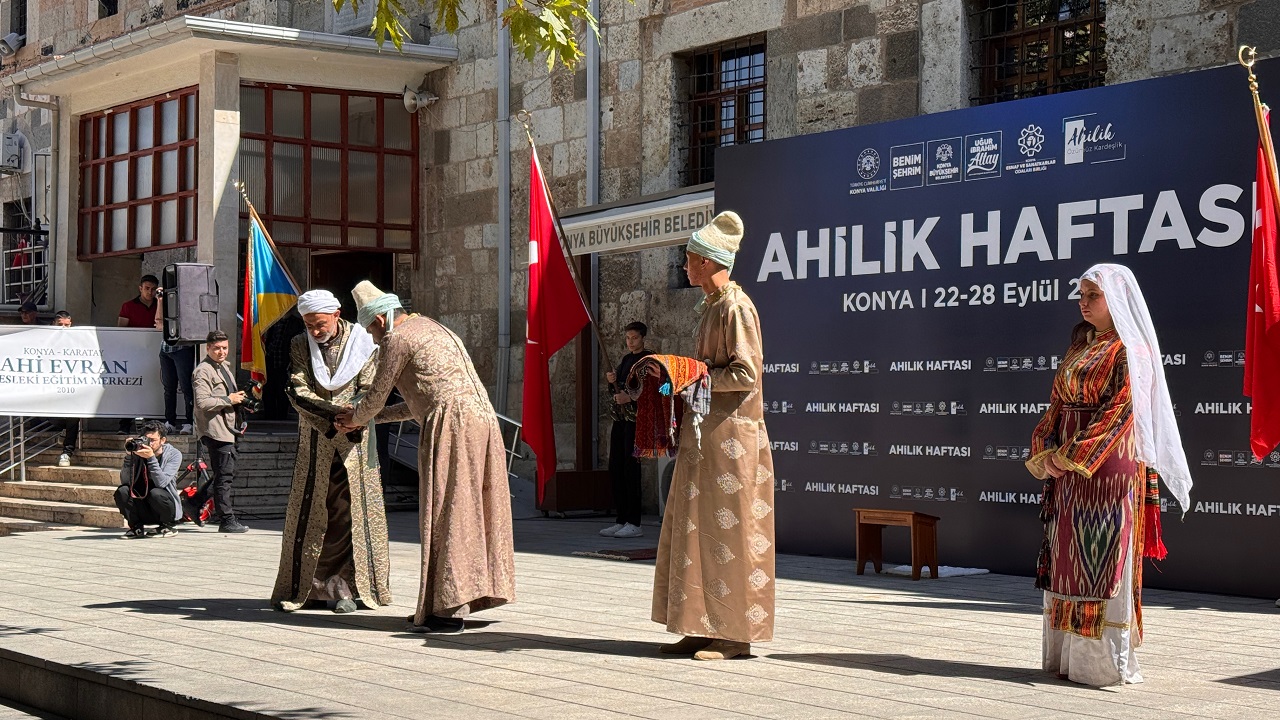 konyada-ahilik-haftasi-set-kusanma-toreniyle-kutlandi