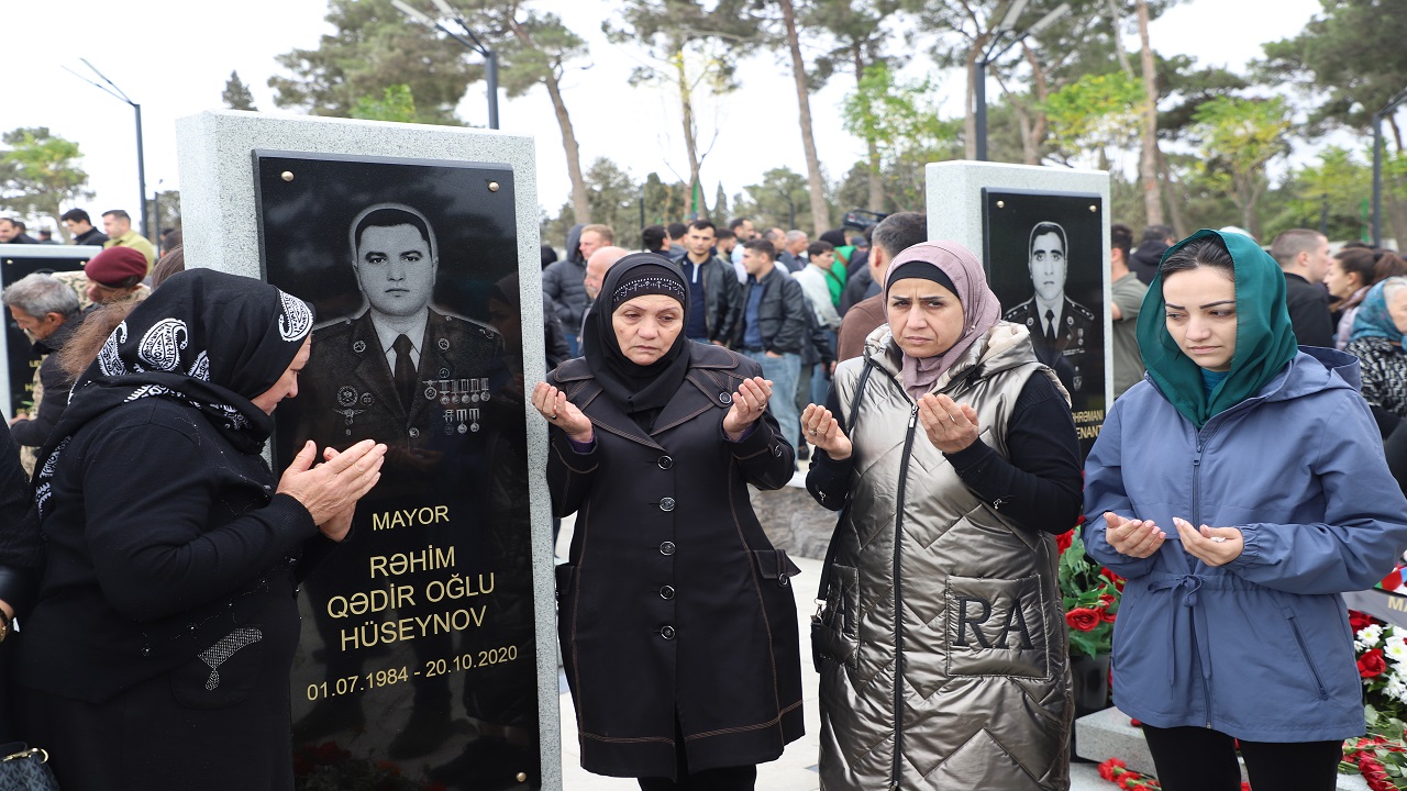 azerbaycan-halki-2-karabag-savasinin-besinci-yilinda-sehitlerini-andi