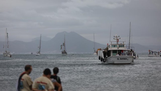 kuresel-kararlilik-filosunda-su-almaya-baslayan-teknenin-yolculari-turkiye-tara