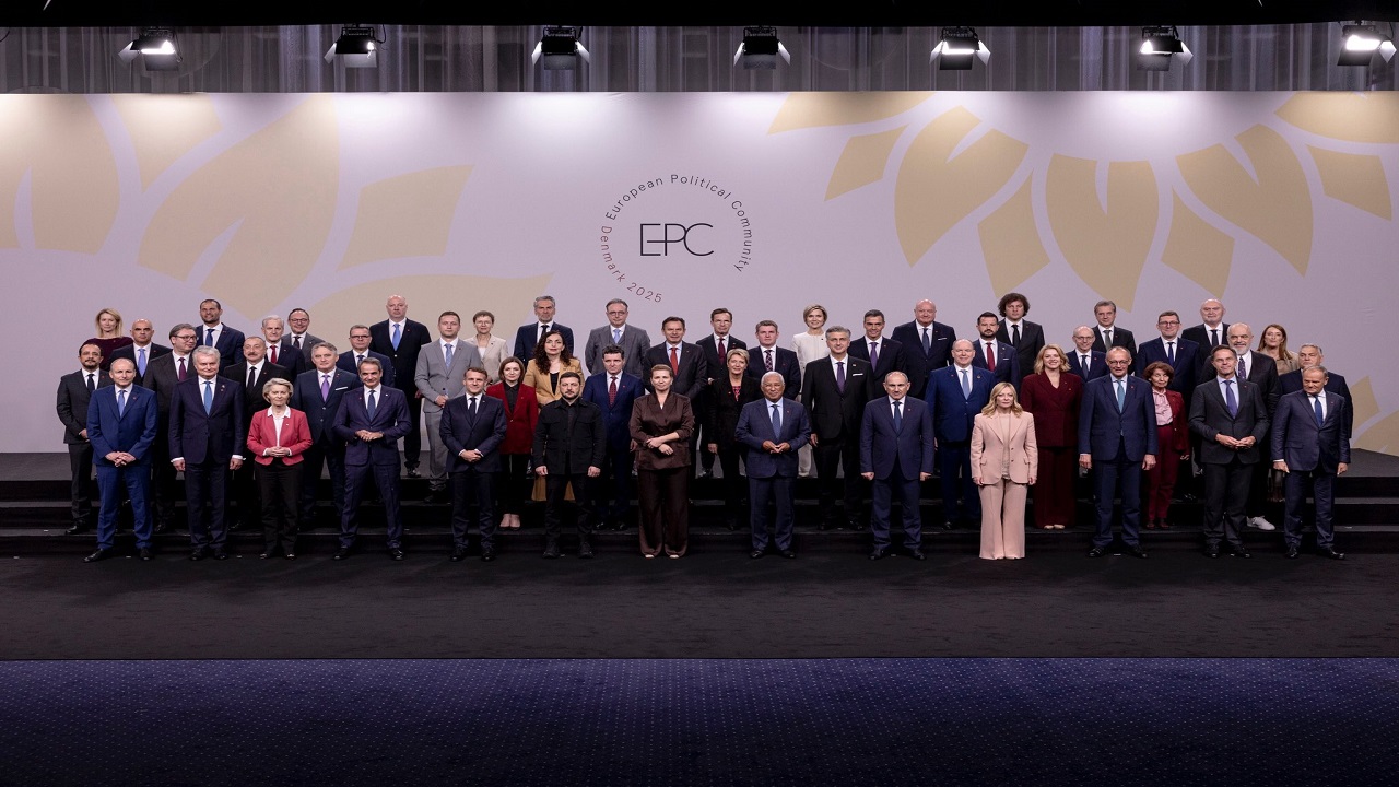 azerbaycan-cumhurbaskani-aliyev-avrupa-siyasi-toplulugu-zirvesinde-ikili-gorusm