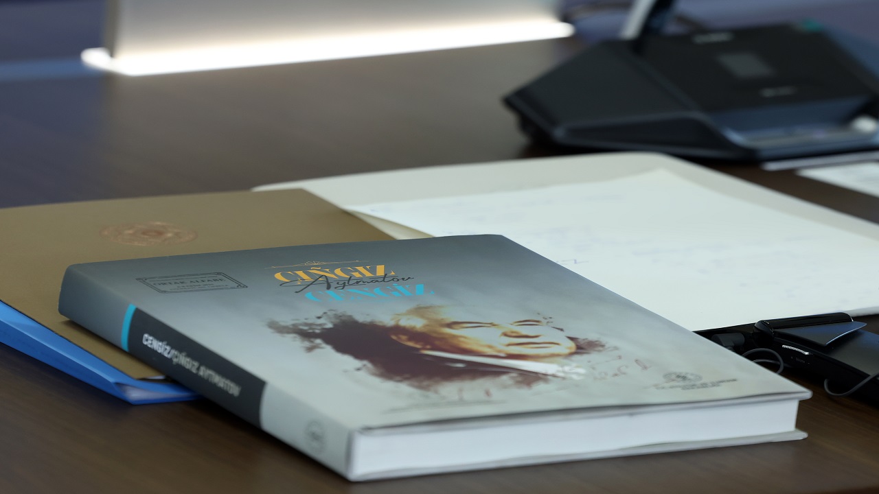 cumhurbaskani-erdogan-turk-liderlere-ortak-alfabe-ile-basilmis-cengiz-aytmatov-v