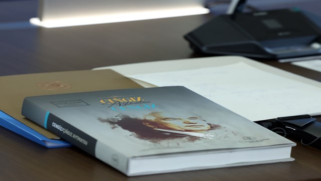 cumhurbaskani-erdogan-turk-liderlere-ortak-alfabe-ile-basilmis-cengiz-aytmatov-v