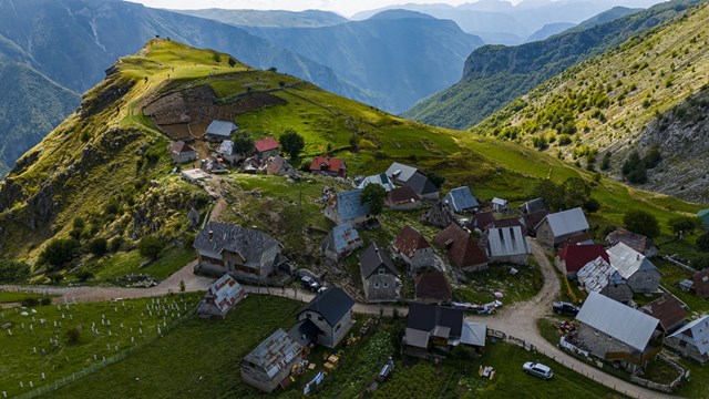 bosna-hersekte-teknolojiden-uzak-dogasiyla-one-cikan-dag-koyu-lukomir