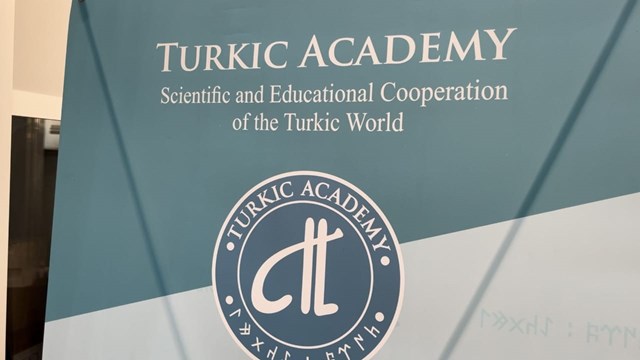 uluslararasi-turk-akademisi-ortak-alfabe-ile-ilk-defa-abay-ve-aytmatovun-eserle