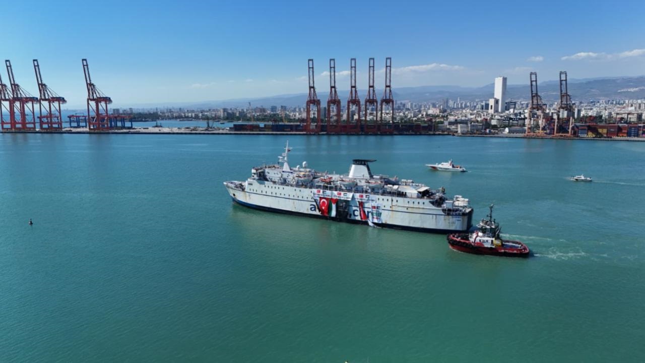 turkiyenin-iyilik-gemisi-el-aris-limani-aciklarinda