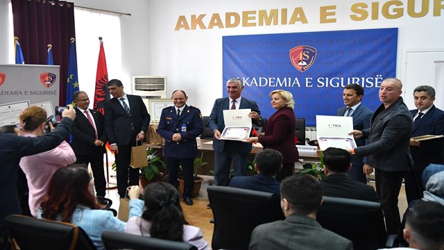tikanin-destegiyle-arnavutluk-polis-teskilatina-insan-kaynaklari-yonetimi-egiti