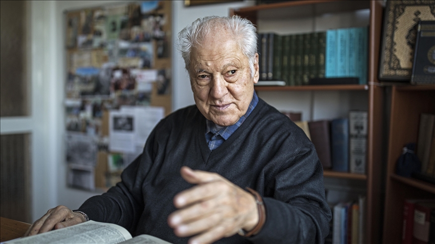 yazmaya-ve-kuduse-asik-bir-sair-nuri-pakdil