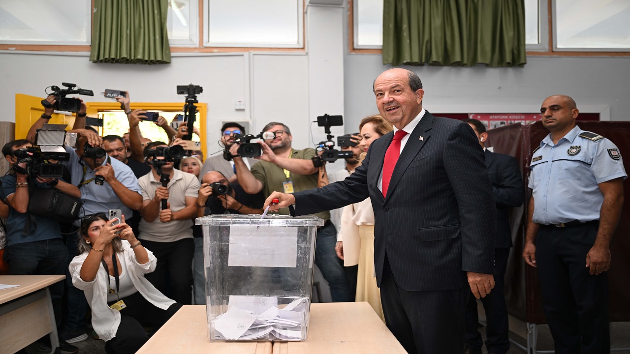 kktc-cumhurbaskani-tatar-secimi-kazanan-rakibi-erhurmani-tebrik-etti