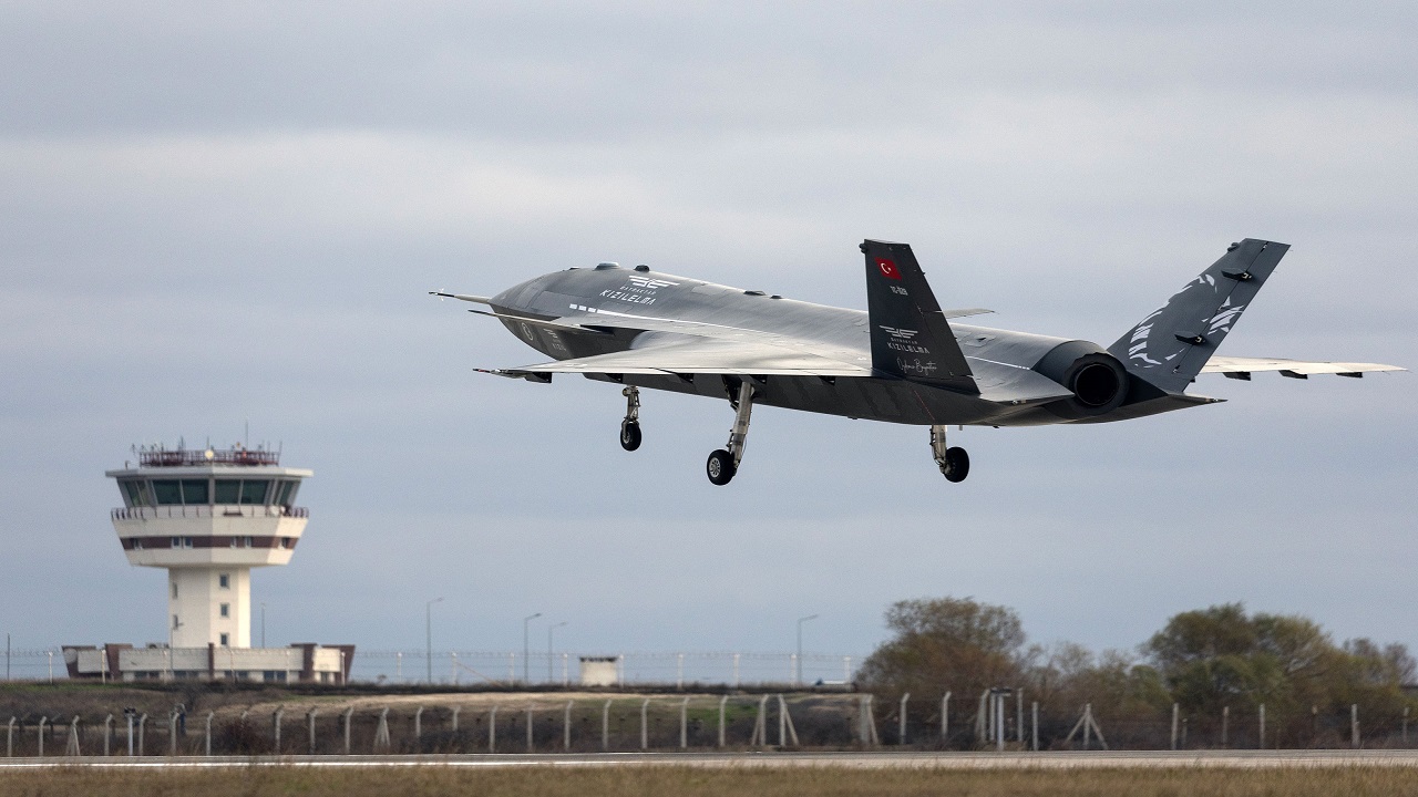 bayraktar-kizilelma-murad-aesa-radar-test-ucusunu-basariyla-gerceklestirdi