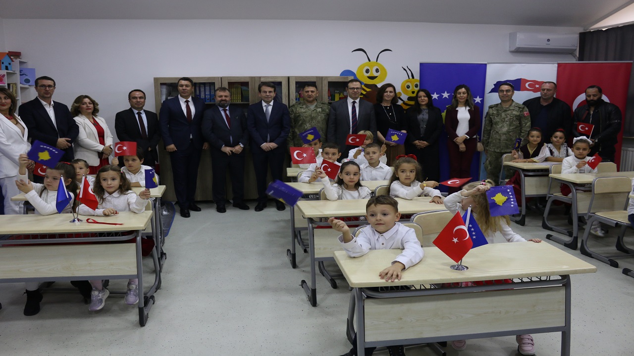 turk-ordusu-kosovali-cocuklarin-egitimine-destek-veriyor