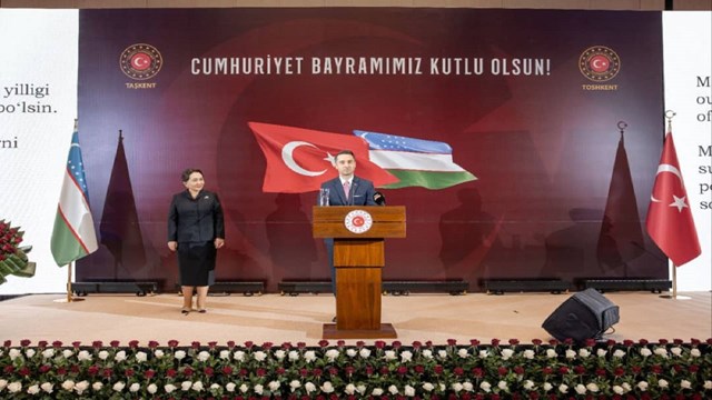 ozbekistanda-cumhuriyet-bayrami-resepsiyonu-duzenlendi