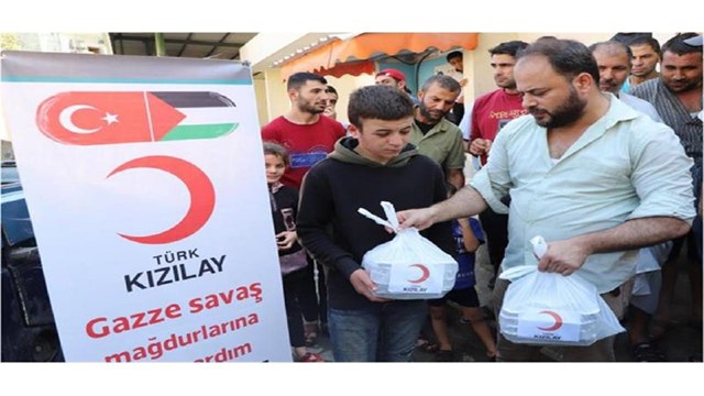 turk-kizilayi-filistinliler-icin-bagislanan-kurban-etlerini-gazzede-dagitmaya