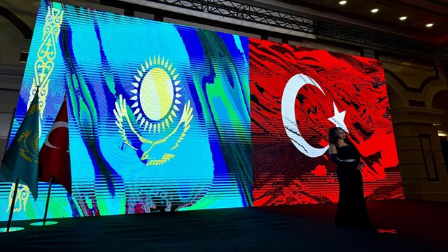 kazakistan-da-cumhuriyet-bayrami-coskusu-yasandi