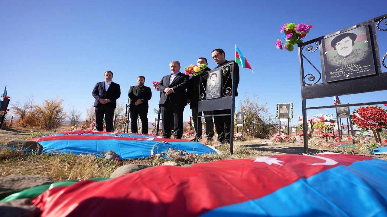 bbp-genel-baskani-destici-azerbaycan-da-agdam-sehitligi-ni-ziyaret-etti