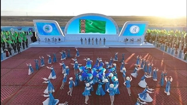 turkmenistan-da-sanayi-iscileri-gunu-yeni-tesislerin-temel-atma-torenleriyle-k