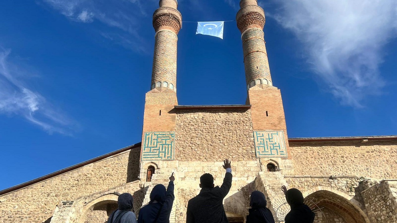 tarihi-sivas-cifte-minareye-ilk-kez-bayrak-asildi-bu-dogu-turkistan-bayragi-ol