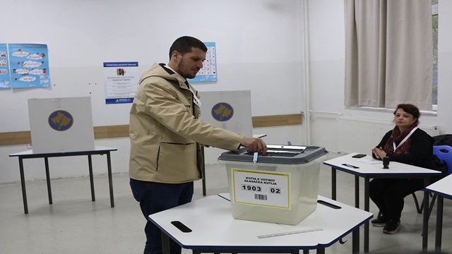 kosovada-halk-yerel-secimin-ikinci-turu-icin-sandik-basinda