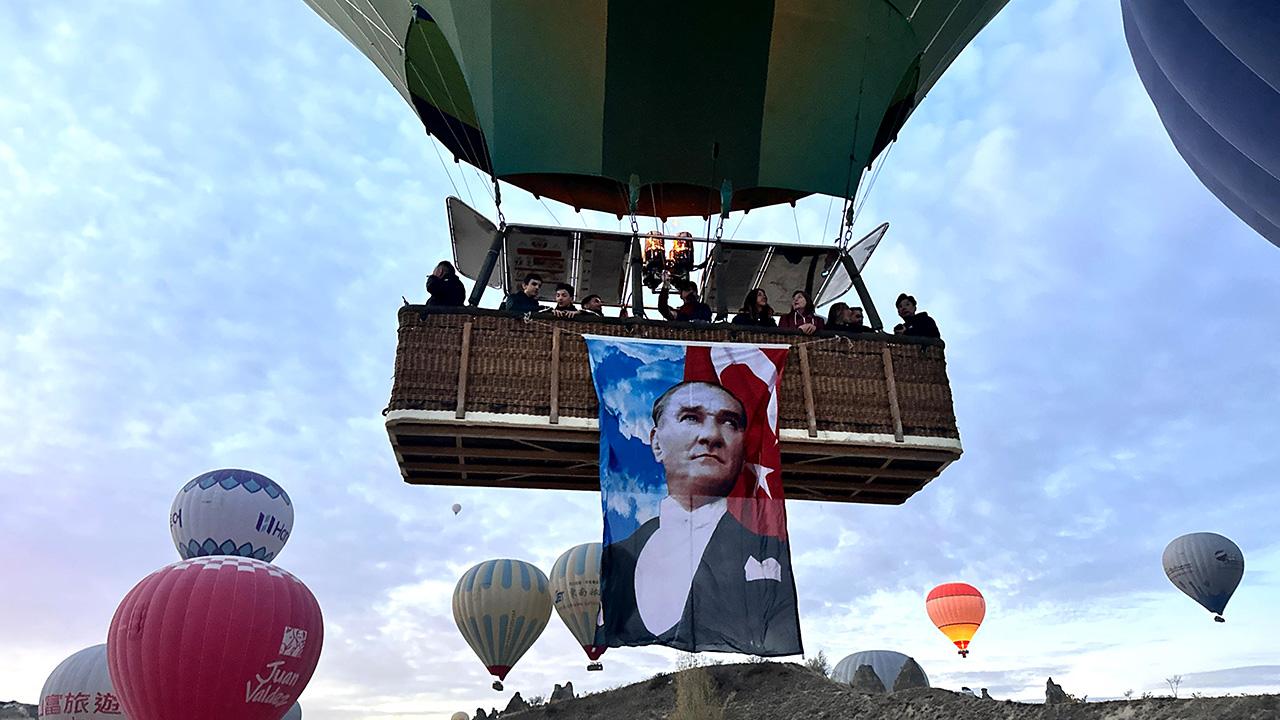 semalar-turk-bayraklari-ve-ataturk-posterleriyle-renklendi