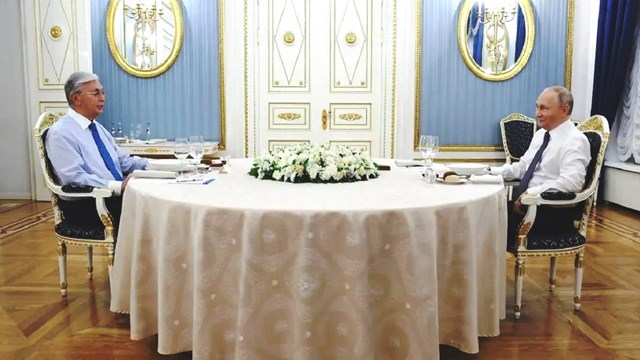 putin-ile-tokayev-rusya-kazakistan-arasindaki-iliskileri-gorustu