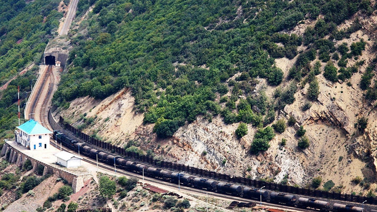 rest-astara-demiryolu-hazardan-korfeze-kesintisiz-baglanti-yapacak