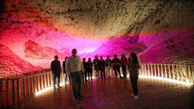 turk-dunyasi-korosu-igdirdaki-tuz-magaralarinda-konser-verdi