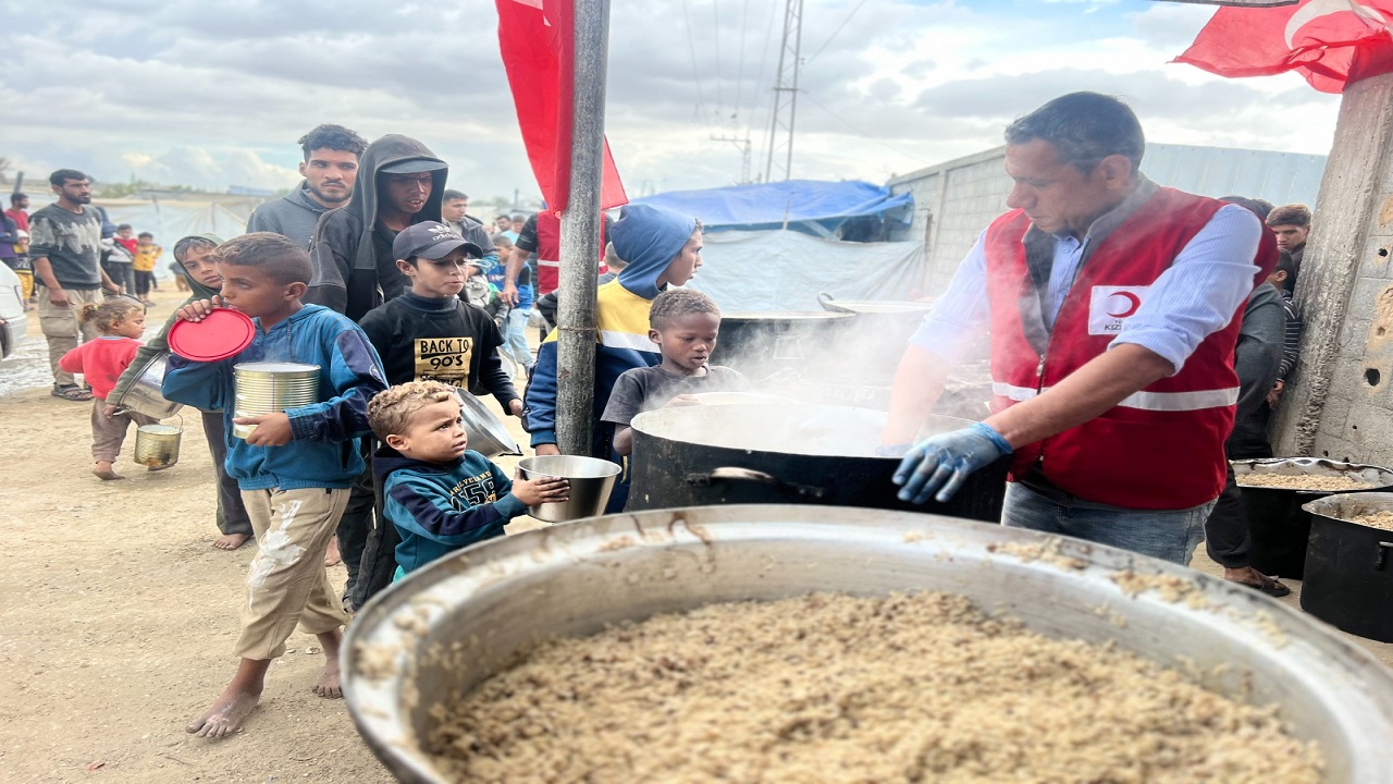 turk-kizilay-gazzede-gunluk-35-bin-kisiye-sicak-yemek-dagitiyor
