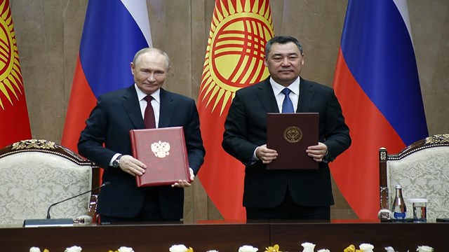 kirgizistan-cumhurbaskani-caparov-rus-lider-putini-biskekte-agirladi