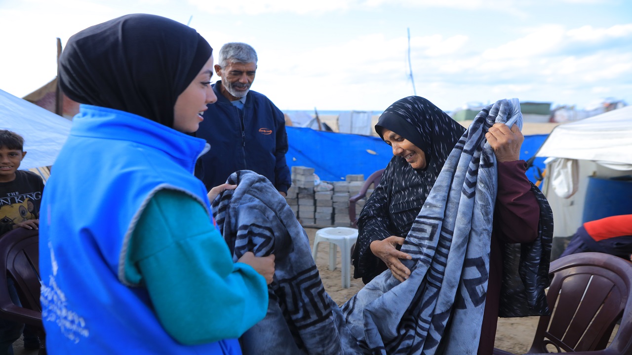 turkiye-diyanet-vakfi-gazzede-5-bin-ihtiyac-sahibine-kislik-battaniye-dagitti