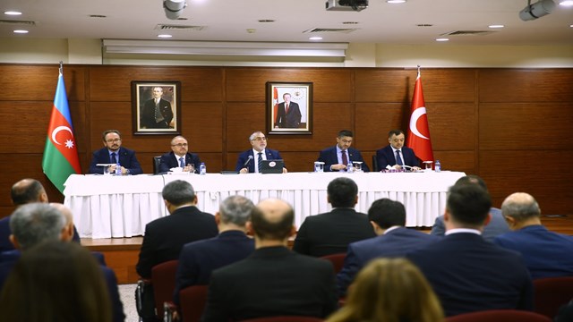 calisma-ve-sosyal-guvenlik-bakani-isikhan-bakude-turk-is-insanlariyla-bulustu