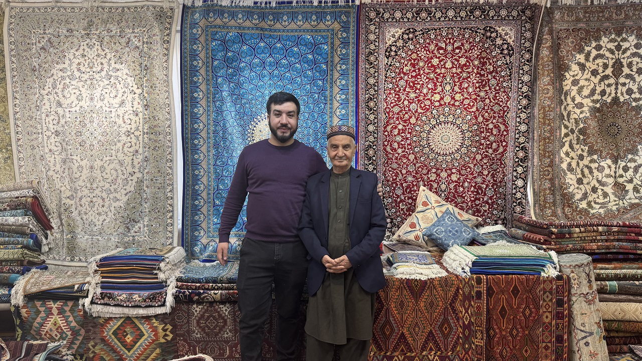 tarihi-ipek-yolunun-merkezi-semerkantta-ipek-halilar-goz-kamastiriyor