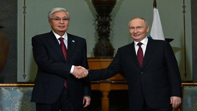 tokayev-ve-putin-st-petersburgta-rusya-kazakistan-iliskilerini-gorustu