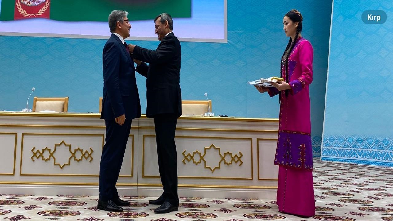 turkiye-nin-askabat-buyukelcisi-ahmet-demirok-madalya-ile-odullendirildi